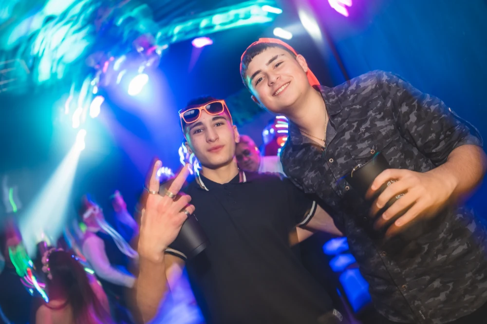 Fiesta de 15 años con pista de baile iluminada