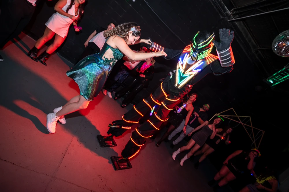 Invitados celebrando en uno de los salones